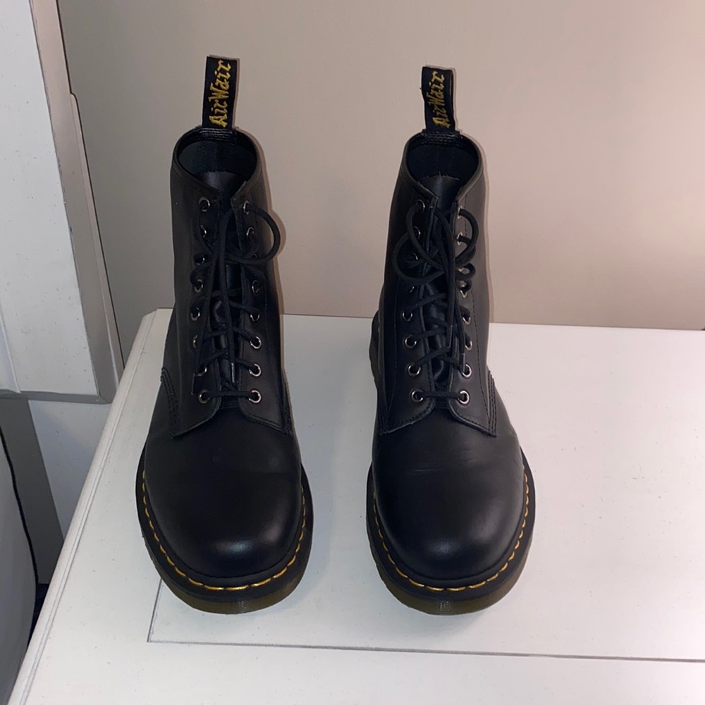 (Never Worn) Doc Martens BLACK 1460 Smooth Leather Lace up Boots